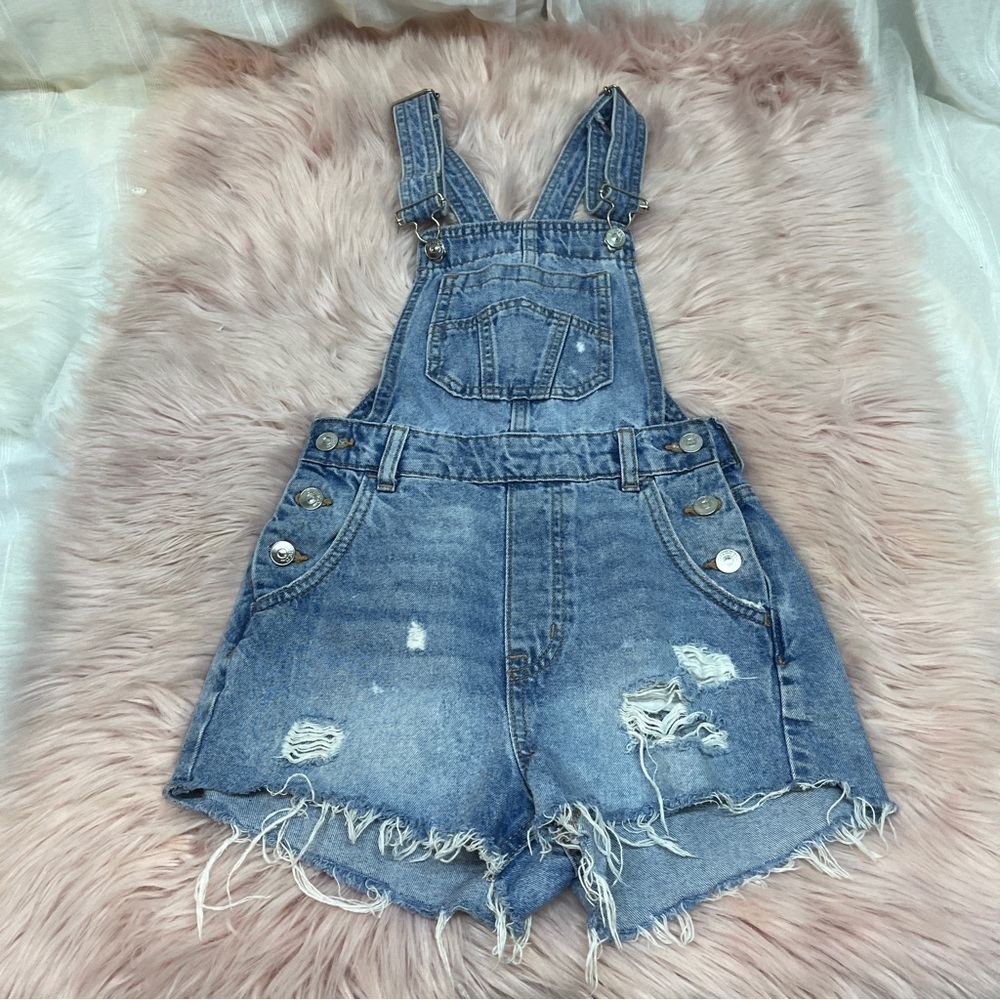 Divided size 2 jean short overalls with a distressed style